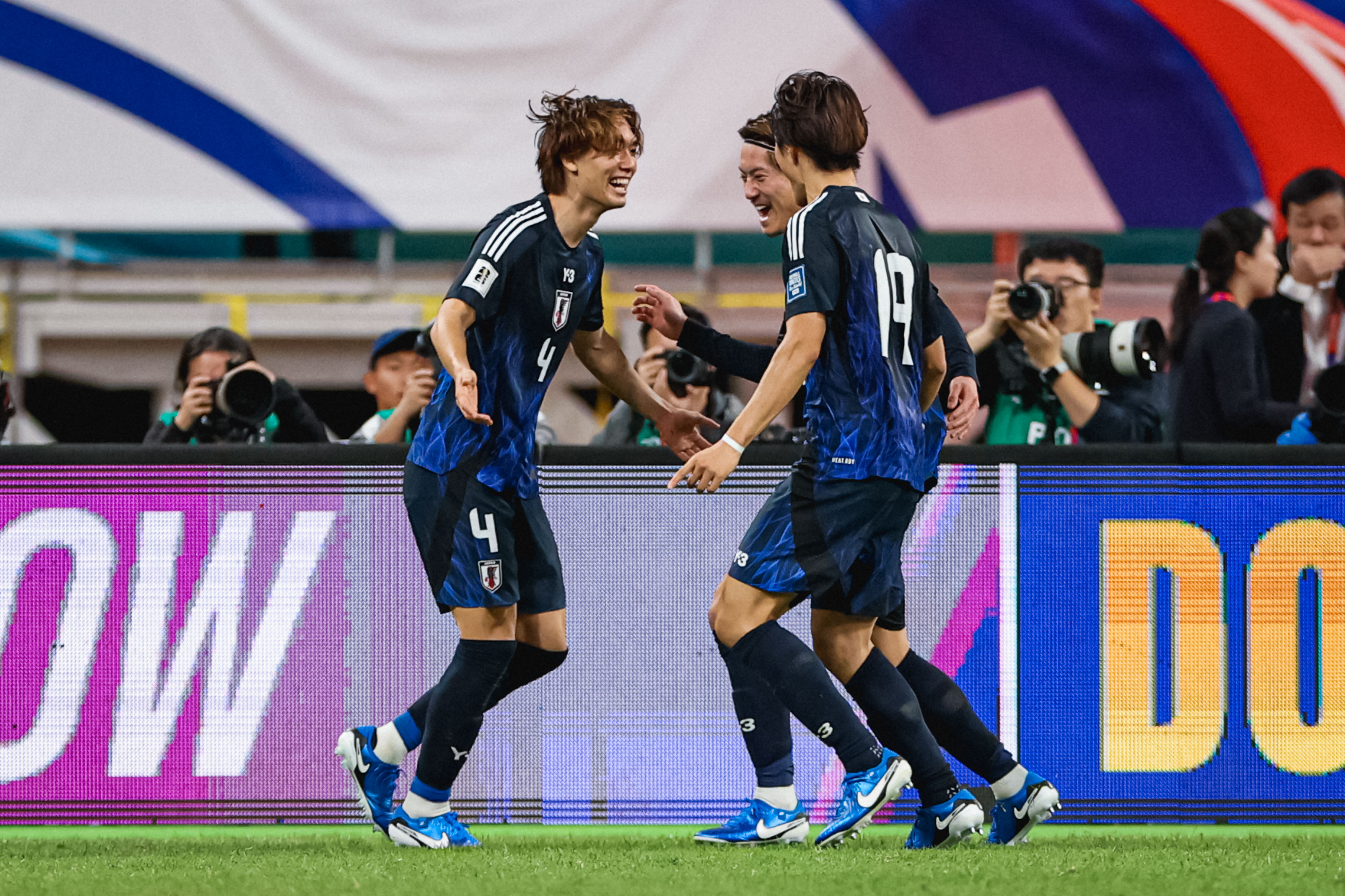 日本队横扫法国队,安赛龙点燃赛场 日本队横扫法国队,安赛龙点燃赛场