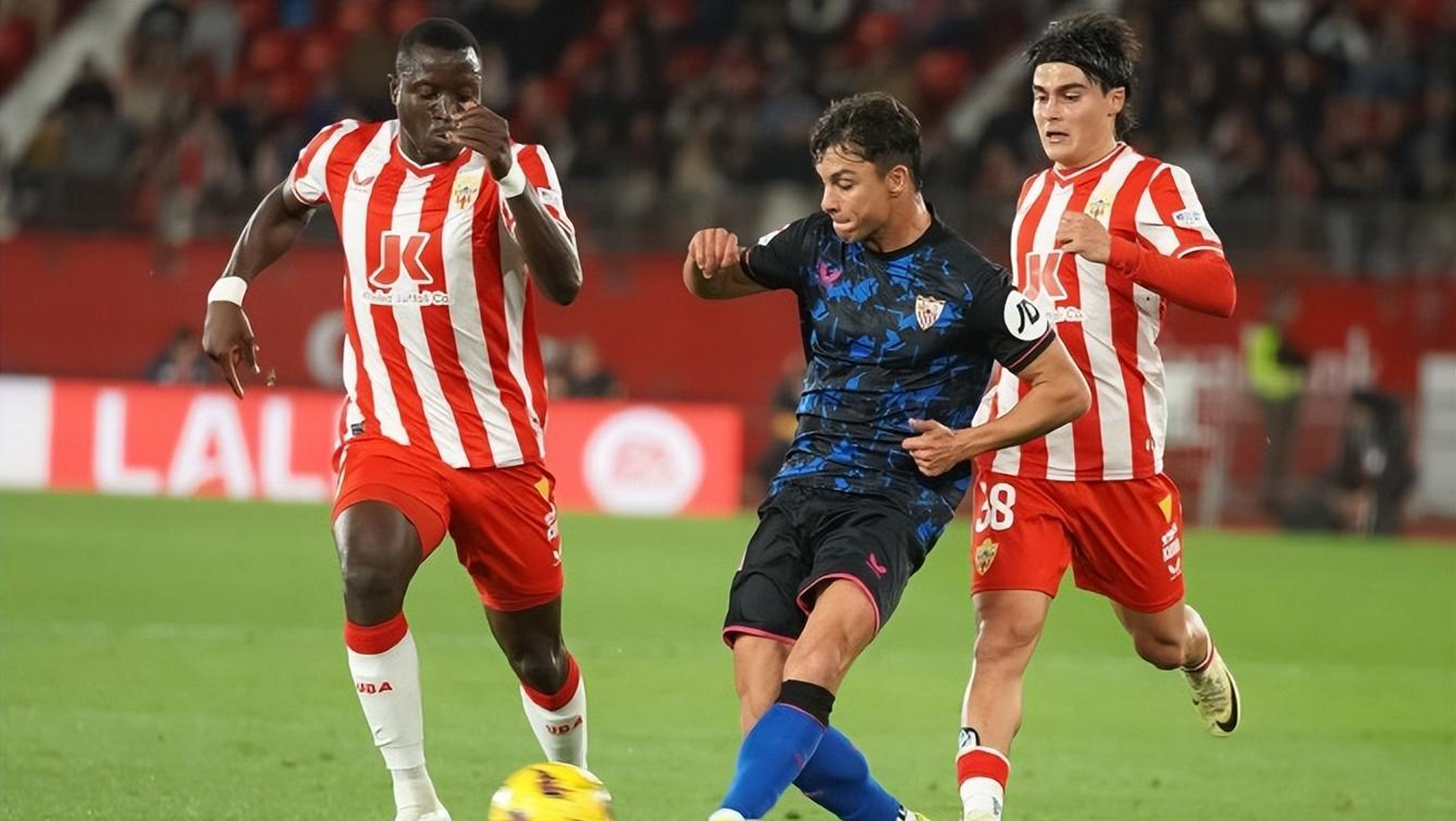 塞维利亚完胜克罗地亚，阿圭罗点燃赛场