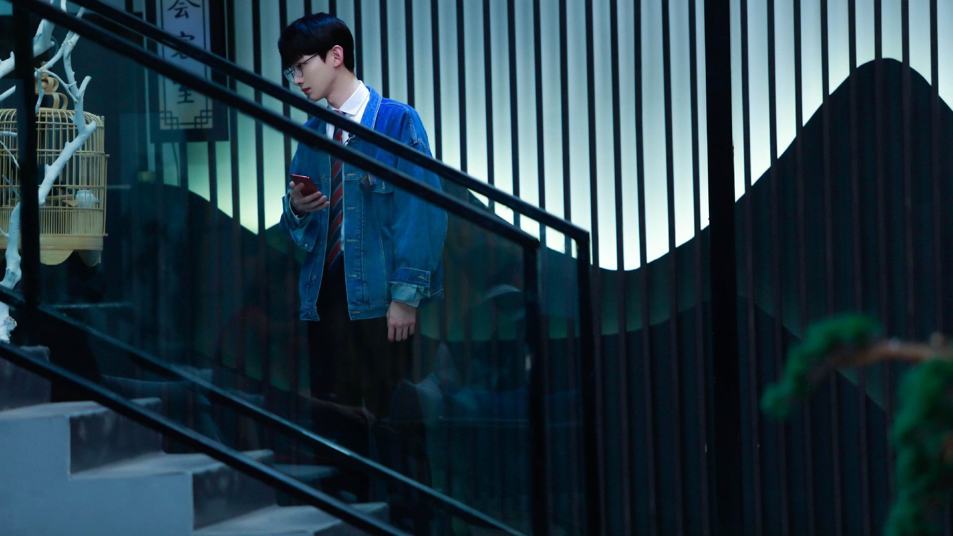 撕裂夜幕的引擎与肌肉,当赛道与球场同时响起加速度的咆哮