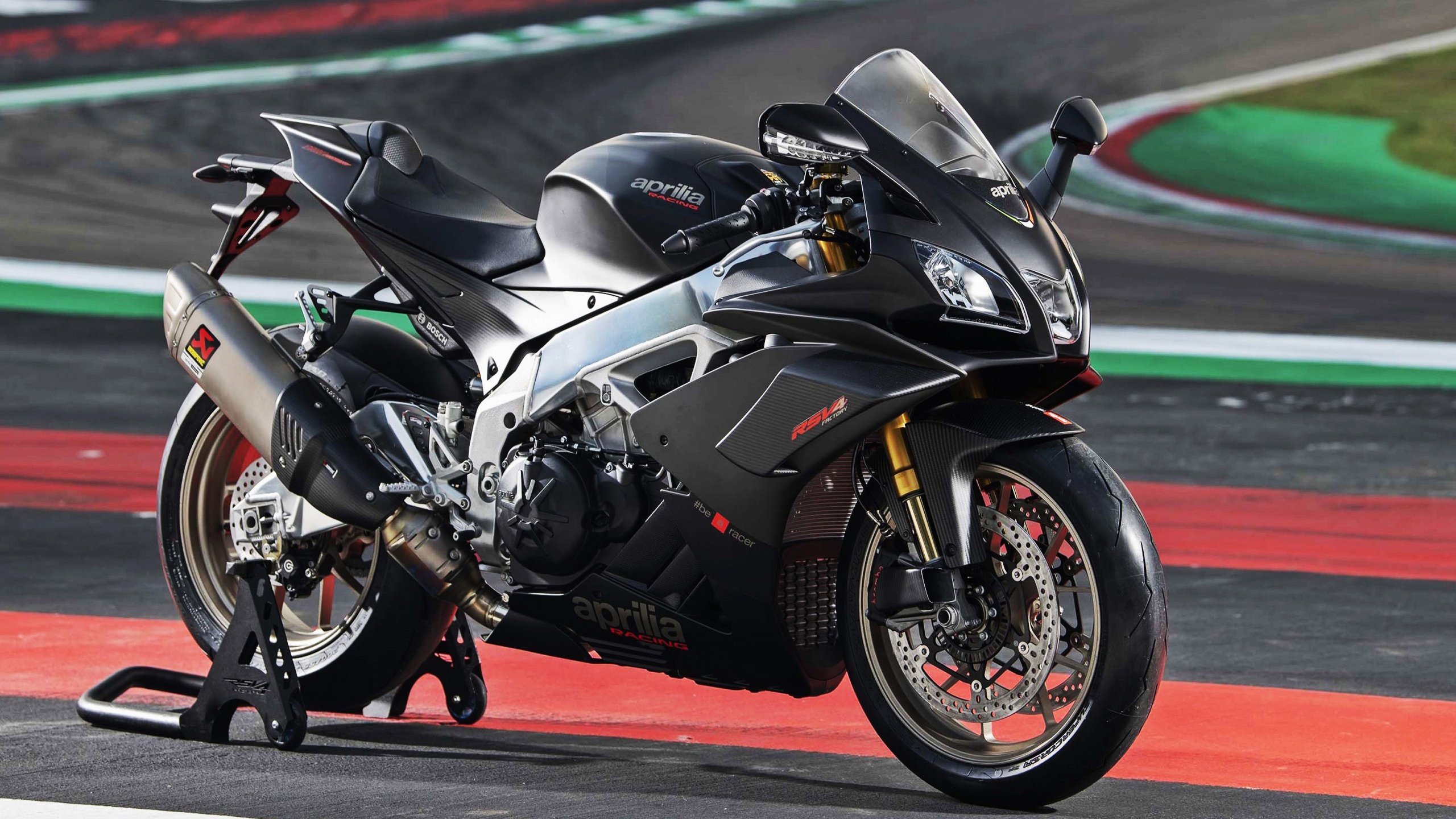 开云体育平台APP-月神降临伯纳乌，班凯罗用任意球书写国家德比新传说